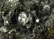 Niklskuterudit-6-mm-slozeny-krystal-b